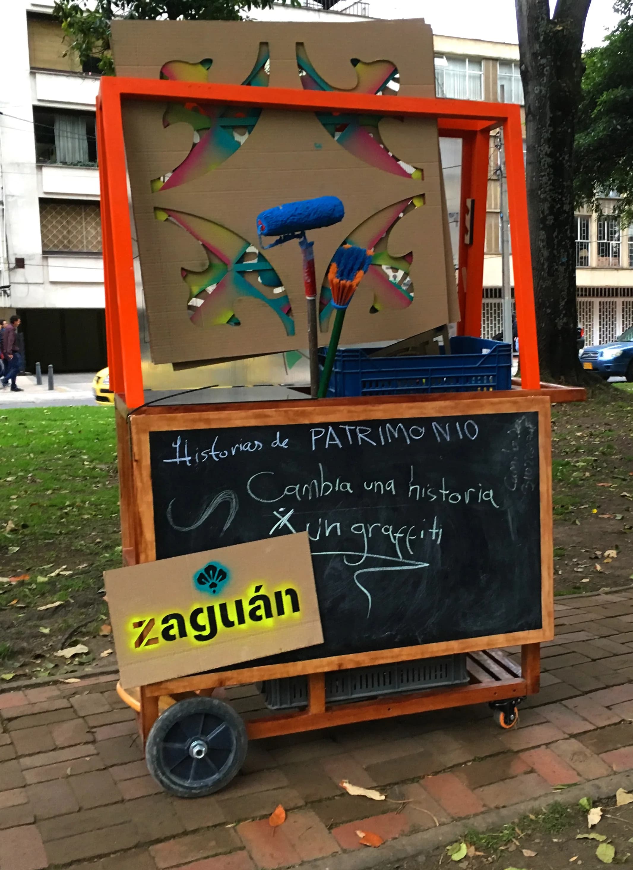The ANDANTE rolling cart with chalkboard and map displays